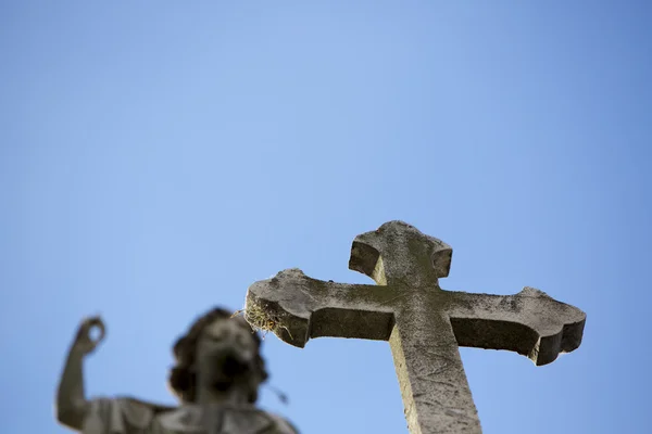 푸른 하늘 가진 la Recoleta 묘지에 무덤의 세부 사항 — 스톡 사진