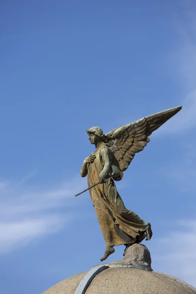 详细的坟墓在拉雷科莱塔公墓与蓝蓝的天空 — 图库照片