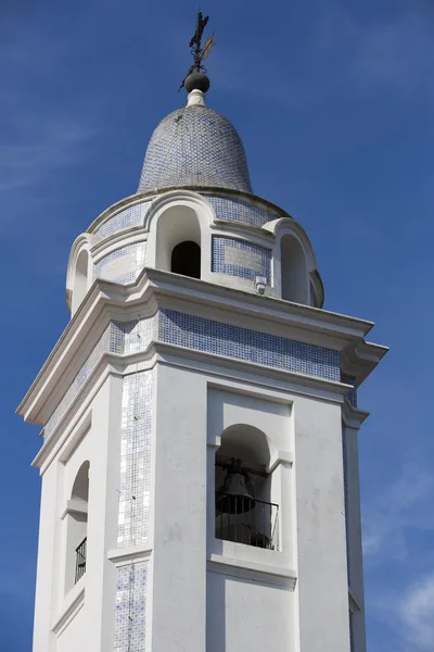 Detalj av kyrkan La Recoleta kyrkogård med blå himmel — Stockfoto