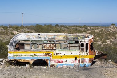 Kırsal kesimde terk edilmiş eski okul otobüs dışarı paslı
