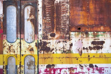 Kırsal kesimde terk edilmiş eski okul otobüs dışarı paslı