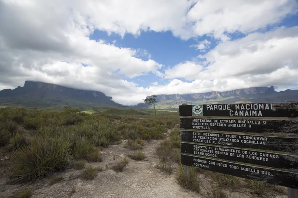 Giriş ahşap işareti için Canaima Ulusal Parkı — Stok fotoğraf