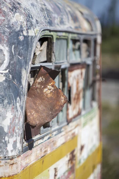 Zrezivělý, staré školní autobus v přírodě — Stock fotografie