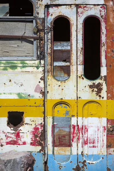Rostiga ut gammal skolbuss övergivna på landsbygden — Stockfoto