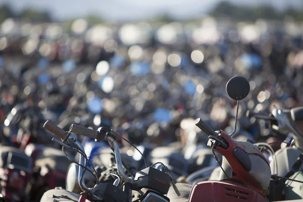 Grote groep van motorfietsen en scooters in politie parkeergarage — Stockfoto