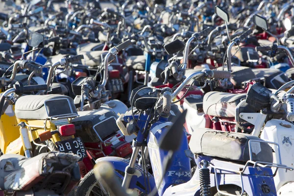 Nagy csoport a motorkerékpárok és robogók szállítása rendőrség parkoló — Stock Fotó