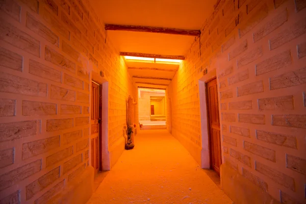 在撒拉族的玻利维亚乌尤尼盐房子的内部 — 图库照片