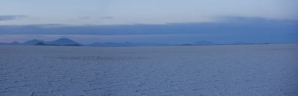 Wschód słońca na Salar Uyuni w godzinach porannych, Boliwia — Zdjęcie stockowe