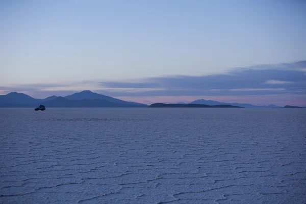 Zonsopgang op de Salar Uyuni met 4 x 4. Bolivia — Stockfoto