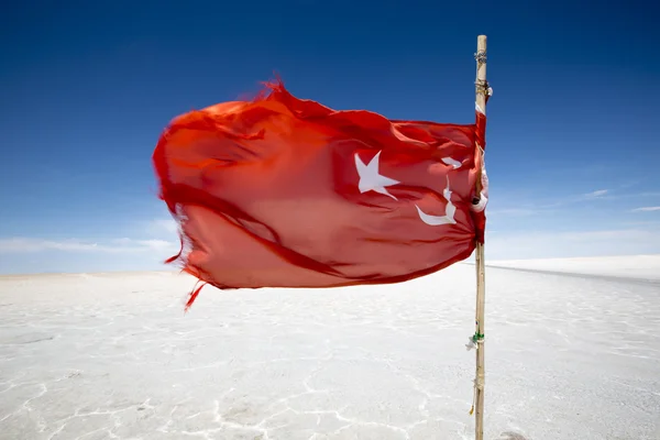 Vlajka z Turecka mávat Salar v Uyuni, Bolívie — Stock fotografie