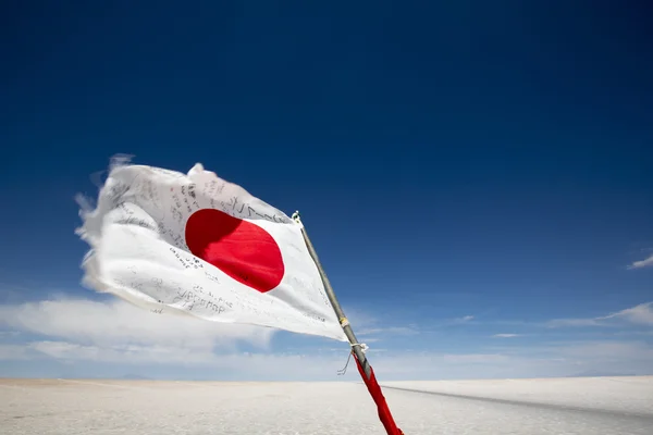 Flagga från Japan viftande i Salar av Uyuni, Bolivia — Stockfoto