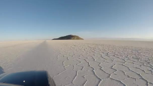 Panorama Salar Uyuni s modrou oblohu, Bolívie — Stock video