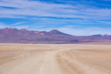 Atacama dağ Eduardo Avaroa Park mavi gökyüzü ile