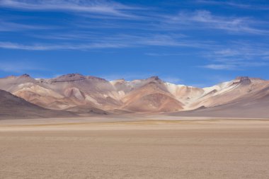 Atacama dağ Eduardo Avaroa Park mavi gökyüzü ile