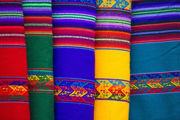 Arka plan renkli kumaşların Bolivya etnik Market