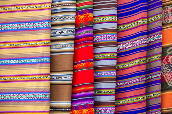 Fundo de tecidos coloridos do mercado étnico da Bolívia — Fotografia de Stock