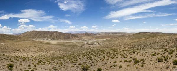 Montanhas e paisagem árida com céu azul na Bolívia — Fotografia de Stock