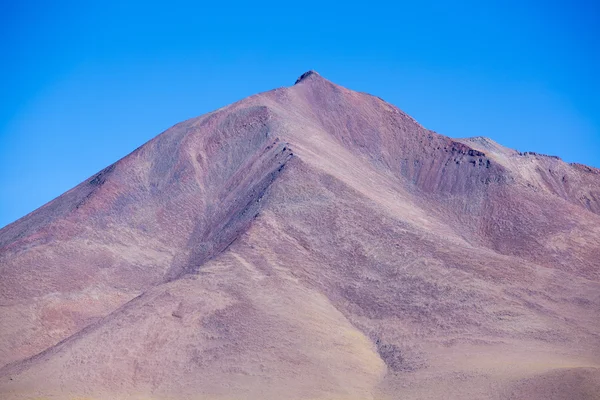 Atacama dağ Eduardo Avaroa Park mavi gökyüzü ile — Stok fotoğraf