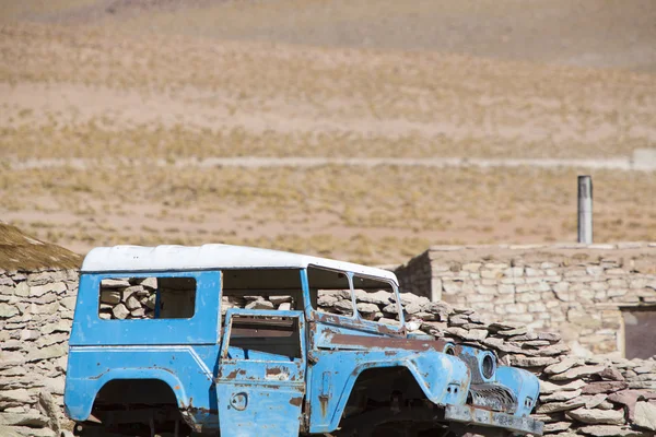 Broken 4x4 stationné en face de la maison de pierres rurales, Bolivie — Photo