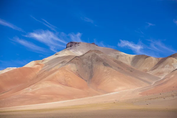 Atacama góry błękitne niebo w parku Edwarda Avaroa — Zdjęcie stockowe