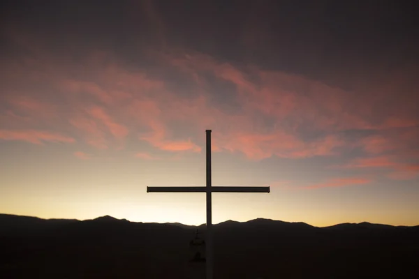 Silhueta de cruz católica na montanha ao pôr do sol, Bolívia — Fotografia de Stock