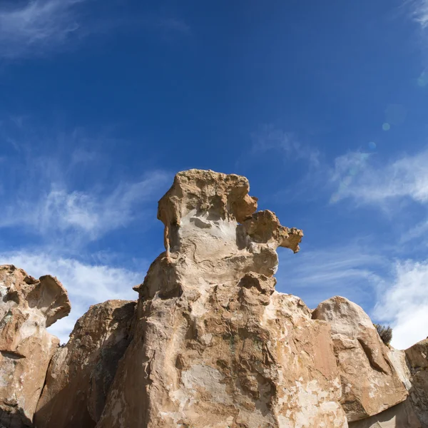 Formaciones rocosas de extraña forma con cielo azul, Bolivia —  Fotos de Stock