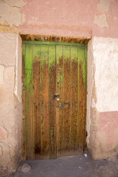 Porta de madeira colonial velha em Potosi State, Bolívia . — Fotografia de Stock