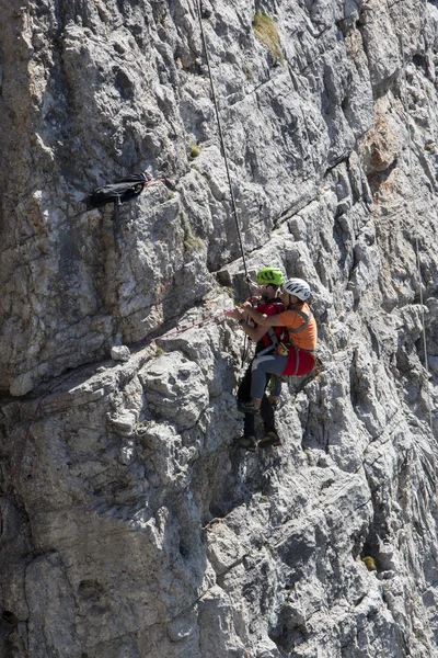 Resgate na montanha de Dolomites, Itália — Fotografia de Stock