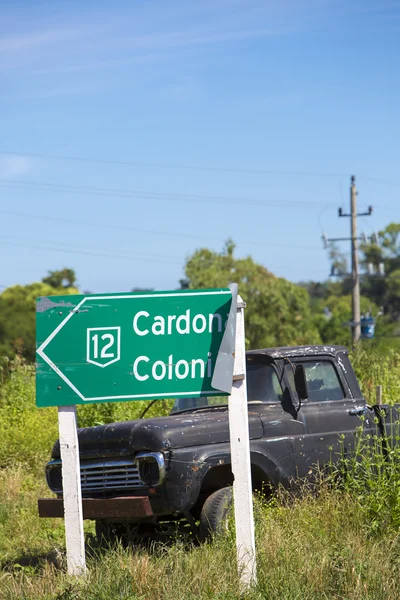 Kilometerschild Straße und Oldtimer Wrack auf der Straße, uruguay — Stockfoto