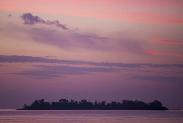 Tramonto viola su Rio de la Plata dall'Uruguay — Foto Stock