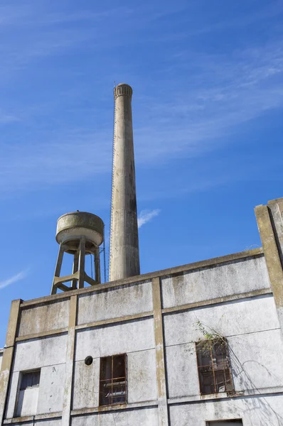 Antiga fábrica industrial arruinada com céu azul no Uruguai — Fotografia de Stock