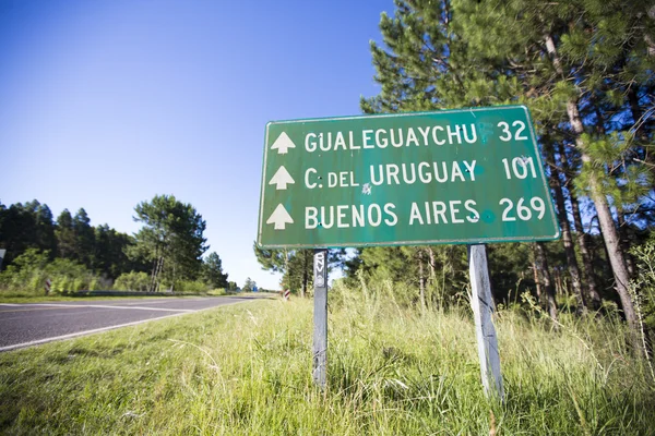 Sinal de quilometragem na estrada com distâncias para Buenos Aires, Uruguai — Fotografia de Stock