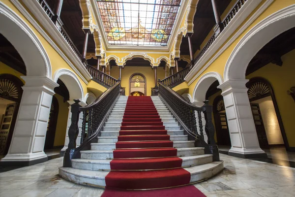 Escalera colonial en el Palacio Arzobispal de Lima, Perú — Foto de Stock