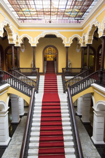 Escadaria colonial no Palácio do Arcebispo de Lima, Peru — Fotografia de Stock