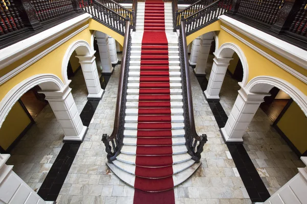 Escalera colonial en el Palacio Arzobispal de Lima, Perú — Foto de Stock