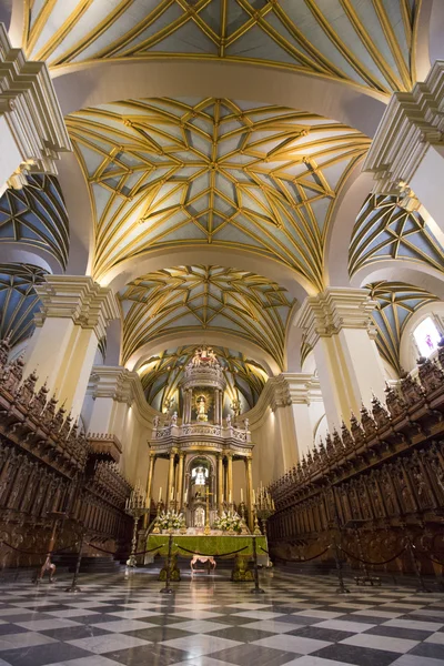 Dentro de la catedral en la Plaza de Armas en Lima, Perú — Foto de Stock