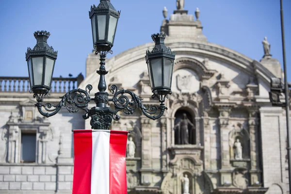 Old belvedere and flag from Peru on Plaza de Armas, Lima — стокове фото