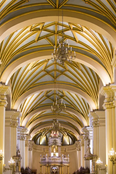 Dentro de la catedral en la Plaza de Armas en Lima, Perú — Foto de Stock