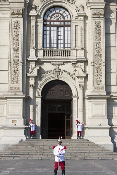 Presidente Palace guardie al lavoro nel centro storico, Lima — Foto Stock