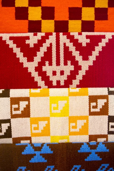 Tecidos coloridos com sinais do mercado indígena peruano — Fotografia de Stock