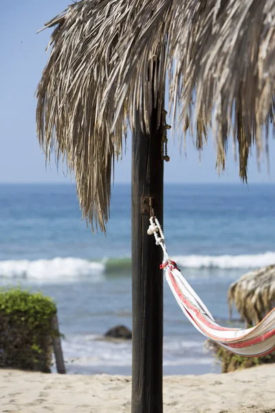 Romantische gezellige hangmat op het strand met blauwe hemel, Peru — Stockfoto