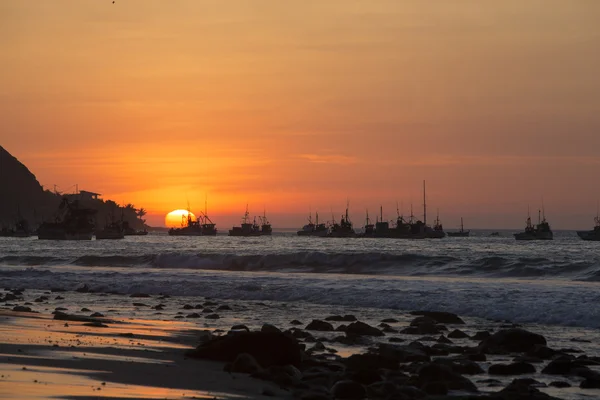 Puesta de sol en el puerto de Mancora, Perú —  Fotos de Stock