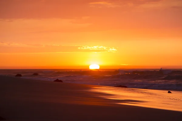 Ocean sunset on the beach and the Pacific Ocean in Mancora, Peru — Stok fotoğraf