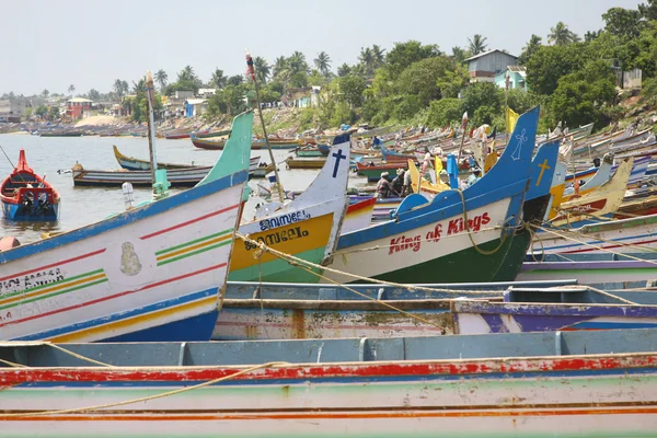 Barcos de madera de colores de pie en la playa, Kochi — Foto de Stock