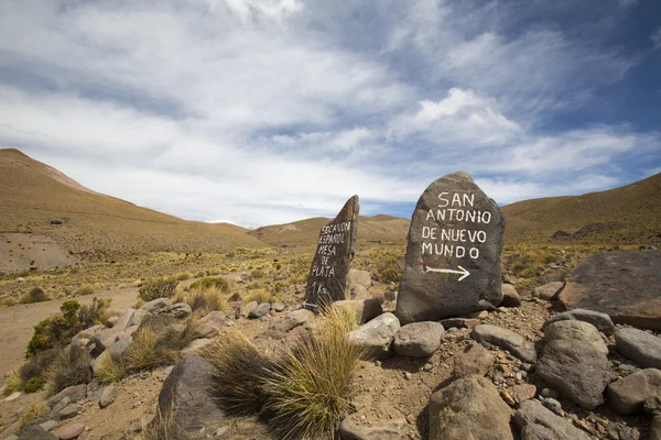 Stone signs in the arid Altiplano in Bolivia — Stock Photo, Image