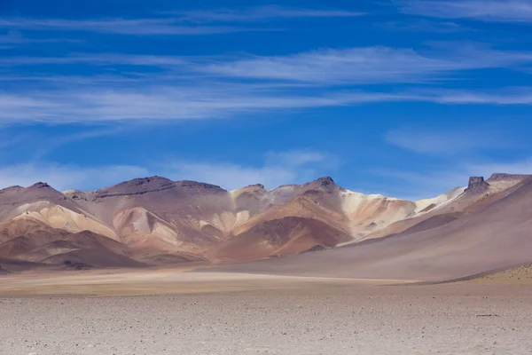 Atacama góry błękitne niebo w parku Edwarda Avaroa — Zdjęcie stockowe