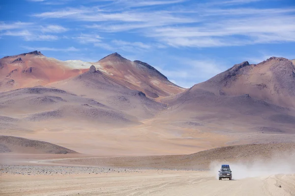 Off-road voertuig rijden in de Atacama woestijn, Bolivia — Stockfoto