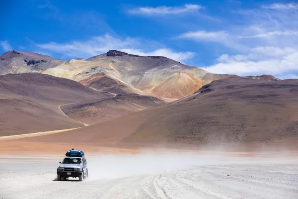 Veicolo fuoristrada che guida nel deserto di Atacama, Bolivia — Foto Stock