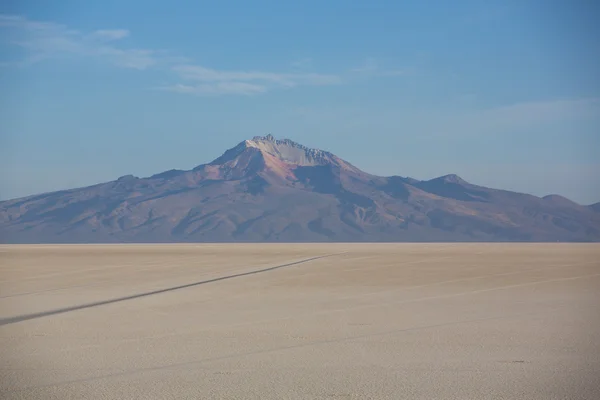 Panorama Salar Uyuni s modrou oblohu, Bolívie — Stock fotografie