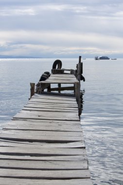 Titicaca gölü, Bolivya'daki Copacabana adlı eski ahşap iskele